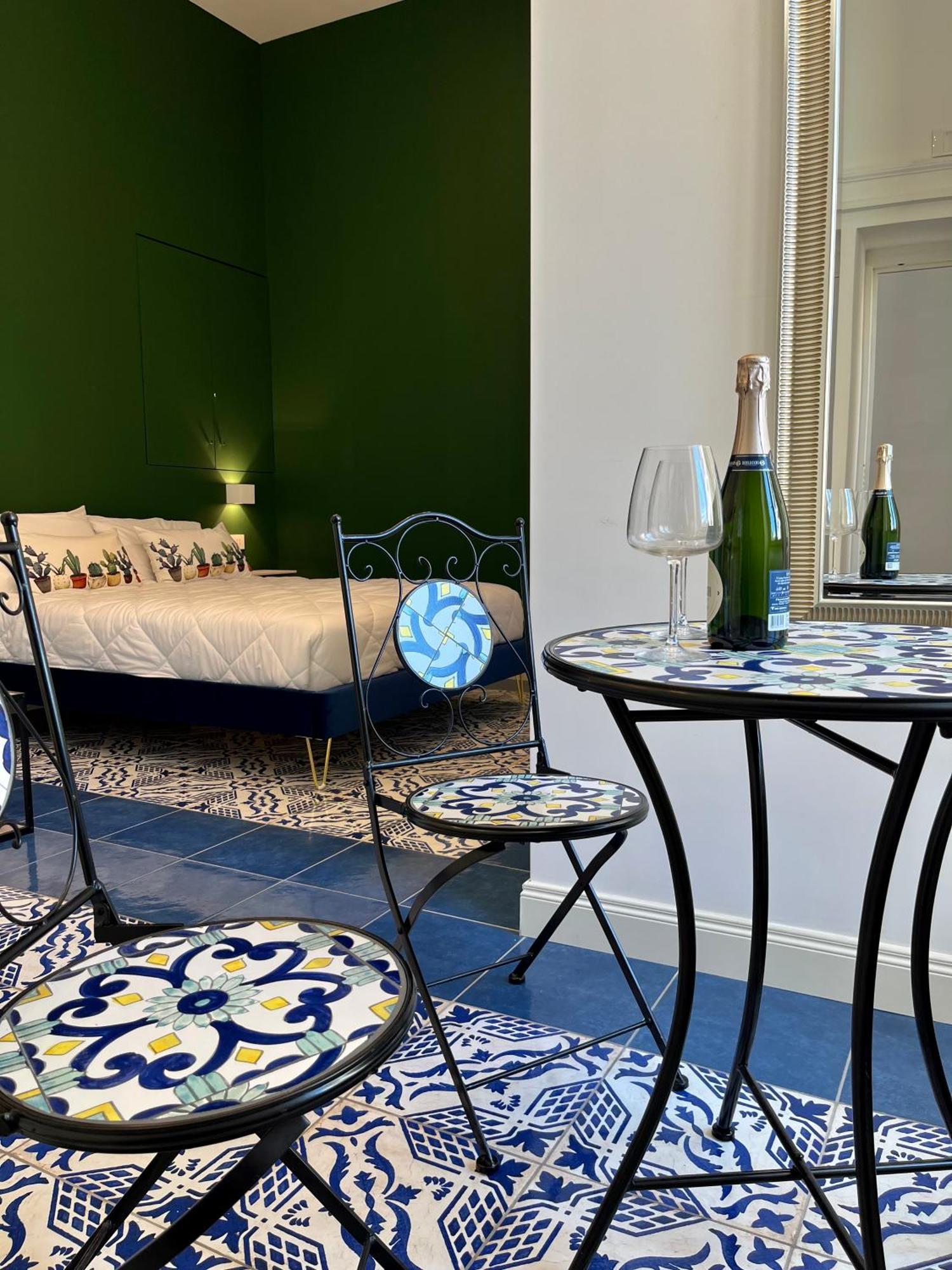 Gramsci 16 Hotel Napoli Bagian luar foto